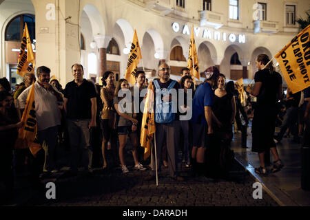 Thessaloniki, Griechenland. 17. Juli 2013. Lehrer protestieren als Gesetzgeber im griechischen Parlament vorbereitet, für Tausende von öffentlichen Stellenabbau und Transfers in Thessaloniki, Griechenland am 17. Juli 2013 zu stimmen. Griechische Gesetzgeber bereit, Tausende von öffentlichen Stellenabbau und Transfers zu stimmen. Die Abstimmung ist die erste große politische Prüfung für konservative Premierminister Antonis Samaras, da eine linke Partei seine Koalitionsregierung letzten Monat aufgegeben. Bildnachweis: Konstantinos Tsakalidis/Alamy Live-Nachrichten Stockfoto