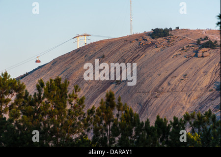 Der Stone Mountain bietet Wanderer und Besucher der Seilbahn einen wunderschönen blick auf den Sonnenuntergang jenseits der Skyline von Atlanta. (USA) Stockfoto