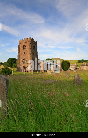 St. Oswald Kirche am Fuße des Pen-y-Gent auf Pennine Way, Horton in Ribblesdale, North Yorkshire, Yorkshire Dales National Park, England, UK. Stockfoto