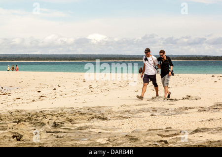 Afrika, Mosambik, Mogundula Insel. Expeditionsleiter zu Fuß am Strand. Stockfoto