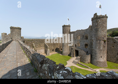 Stadt von Harlech, Wales.  Harlech Castle Burghof mit dem Torhaus auf dem Recht und Nord-West-Turm auf der linken Seite. Stockfoto