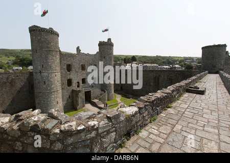 Stadt von Harlech, Wales.  Harlech Castle Burghof mit dem Torhaus auf dem links und Südwest-Turm auf der rechten Seite. Stockfoto