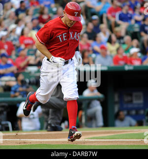 4. Juli 2013 - Arlington, TX, USA - Texas Rangers zweiter Basisspieler Ian Kinsler (5) bei einem MLB Baseball-Spiel zwischen Seattle Seemänner und die Texas Rangers Rangers Ballpark in Arlington in Arlington, TX, Donnerstag, 4. Juli 2013. Stockfoto