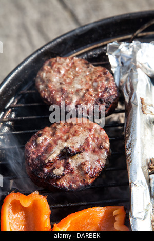 Burger auf dem Grill zubereitet Stockfoto