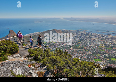 Touristen auf Sicht vom Tafelberg auf Kapstadt, Western Cape, Südafrika Stockfoto