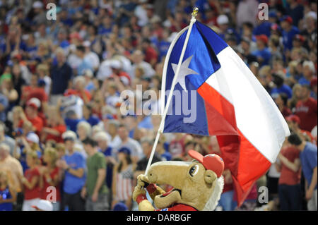 4. Juli 2013 feiert - Arlington, TX, USA - Texas Rangers Maskottchen Kapitän mit Fans, nachdem die Rangers die Seattle Mariners 5-4 bei Rangers Ballpark in Arlington in Arlington, TX, Donnerstag, 4. Juli 2013 besiegt. Stockfoto