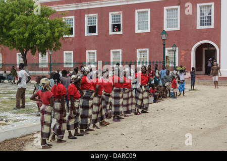 Afrika, Mosambik, Mosambik Insel. Traditionelle Performance im Altstädter Ring. Stockfoto