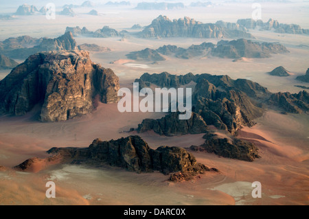 Weitläufige Luftaufnahme der Wadi-Rum-Berge, Jordanien Stockfoto