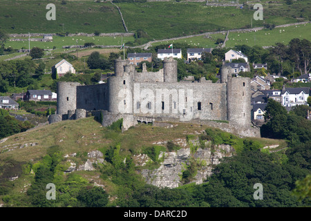 Stadt von Harlech, Wales.  Malerische Aussicht auf die nördlichen und westlichen Wände des Harlech Castle. Stockfoto