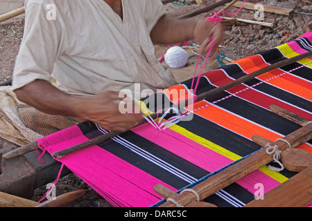 Mann macht Ghongadi, Desi Decke aus Schaf Wolle, handgefertigte Multicolor Wolldecke, Indien Stockfoto