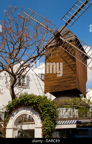 Moulin De La Galette, Windmühle und Restaurant, berühmt geworden durch Renoir Malerei, Montmartre, Paris Frankreich Stockfoto