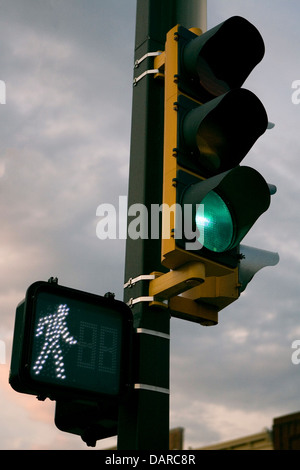 Grüne Ampel und Fußgänger Fuß Signal. Stockfoto