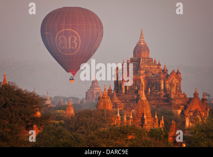 Touristischen Heißluftballon im Flug über Tempel in Bagan-Ebene morgen in Myanmar. Stockfoto