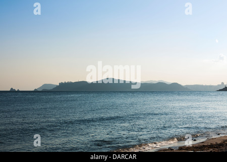 Blick vom Haeundae Strand in Busan in Richtung Nam-gu im südlichen Busan und Oryukdo Inseln bei Sonnenuntergang an einem windigen Abend. Stockfoto