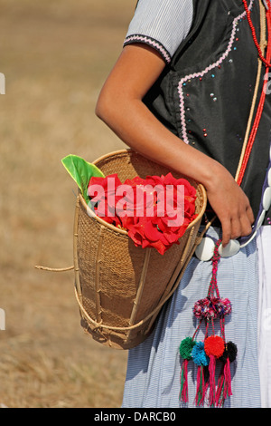 Yobin Stamm, Frau mit Blumen in einem Korb am Namdapha Öko-Kultur-Festival, Miao, Arunachal Pradesh, Indien Stockfoto