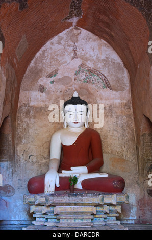Buddha-Statue in der Nische des Sulamani Tempel von Bagan. Stockfoto