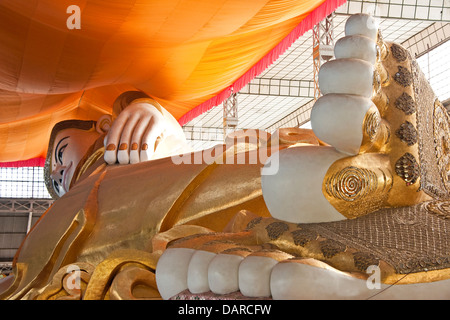 Verstellbare Gaudama Buddha Eingabe Nirvanna Shwethalyaung Tempel in Bago, Myanmar. Stockfoto