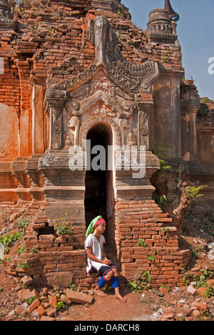 Padaung Mädchen im Eingang der Ruine des alten Stupa in der Nähe von Indein Dorf am Inle See im Shan-Staat. Stockfoto