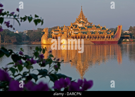 Karaweik Restaurant in Nachbildung der Royale Barge am Kandawgyi See in Yangon. Stockfoto