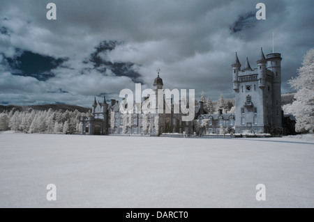 Horizontale Infrarot-Bild zeigt einige der umfangreichen Anlage umgebenden Balmoral Castle in Royal Deeside, Schottland, Großbritannien Stockfoto