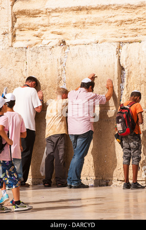 Israel Jerusalem Altstadt Klagemauer Klagemauer Ha Kotel Plaza frommer Jude jüdische Mann Männer junge Jungen Gebete beten Beten gestützt Stockfoto