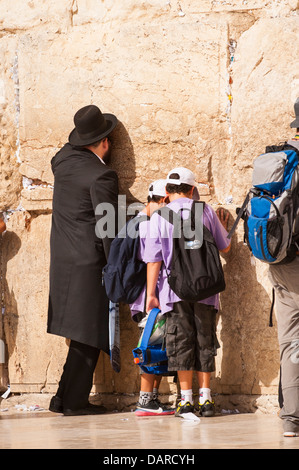 Israel Jerusalem Altstadt Klagemauer Klagemauer Ha Kotel Plaza chassidischen Chabad orthodoxer Jude jüdische Mann Jungen beten Stockfoto