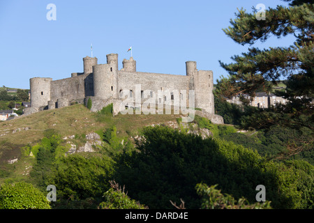 Stadt von Harlech, Wales.  Sommer Abend Blick auf die Nord- und Westseite Wände des Harlech Castle. Stockfoto