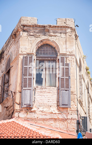 Israel Jaffa Jaffa Altstadt detail verfallenen Alten Gebäude Haus Fenster Fensterläden aus Holz Metall Grill Klimaanlage Stockfoto