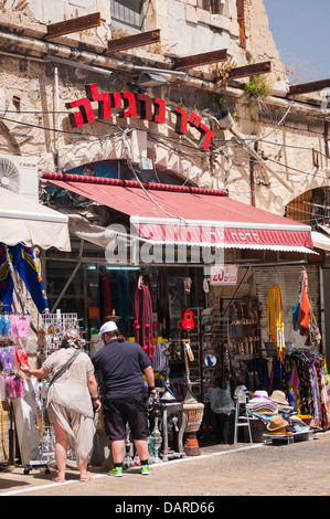 Israel Tel Aviv Jaffa Jaffa Neuheit souvenir touristische Erinnerungsstücke shop Hüte flip flops Kaftane 2 zwei große Fett übergewichtige Touristen surfen Stockfoto