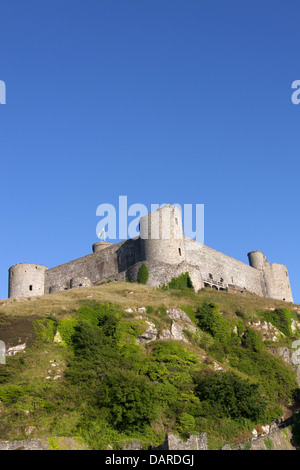 Stadt von Harlech, Wales.  Sommer Abend Blick auf die Nord- und Westseite Wände des Harlech Castle. Stockfoto