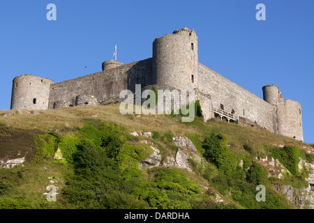 Stadt von Harlech, Wales.  Sommer Abend Blick auf die Nord- und Westseite Wände des Harlech Castle. Stockfoto