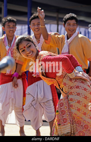 Bihu, Assamesisch Stämme Durchführung traditioneller Bihu Tanz auf Namdapha Eco Kulturfestival, Miao, Arunachal Pradesh, Indien Stockfoto