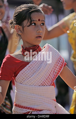 Bihu, Assamesisch Stämme Durchführung traditioneller Bihu Tanz auf Namdapha Eco Kulturfestival, Miao, Arunachal Pradesh, Indien Stockfoto