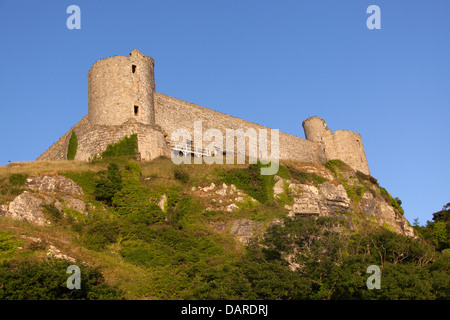 Stadt von Harlech, Wales.  Sommer Abend Blick auf Westseite Harlech Castle. Stockfoto