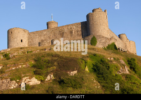 Stadt von Harlech, Wales.  Sommer Abend Blick auf die Nord- und Westseite Wände des Harlech Castle. Stockfoto