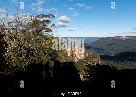 Die Felsformation Three Sisters am Echo Point, mit dem Schatten der Besucher auf die Aussichtsplattform Stockfoto