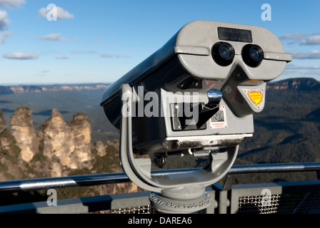 Münz-binokulare Viewer mit Blick auf die Three Sisters Felsformation, Echo Point, Katoomba, Australien Stockfoto