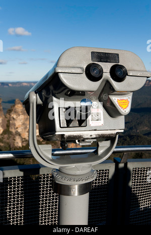 Münz-binokulare Viewer mit Blick auf die Three Sisters Felsformation, Echo Point, Katoomba, Australien Stockfoto