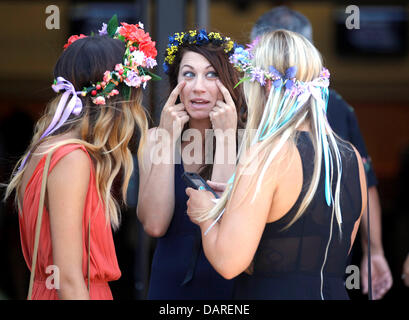 San Diego, Kalifornien, USA. 17. Juli 2013. JENNIFER KERNEY (Mitte) hat ein Gespräch mit Blume-frisierten Freunde als gut gekleideter und Teilnahme an Del Mar Racetrack am Öffnung Tag 2013 waren manchmal nicht so gut gekleidet. Bildnachweis: U-T San Diego/ZUMAPRESS.com/Alamy Live-Nachrichten Stockfoto