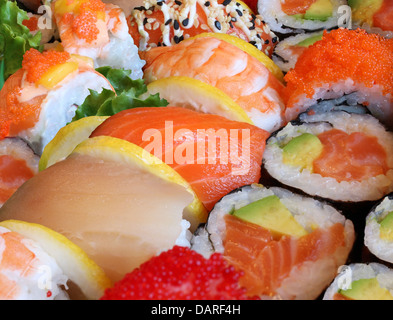 Japanisches Sushi hautnah mit einer Vielzahl von köstlichen vorbereitet frischen rohen Fisch und Meeresfrüchte wie Lachs, Garnelen und Kaviar mit Reis und Gemüse als Essen und trinken Konzept der asiatischen Küche und catering für einen gesunden Lebensstil. Stockfoto