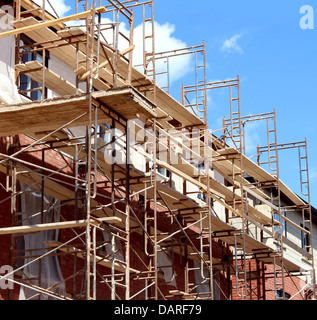 Wohnungsbau in Bau als Immobilien-Struktur mit Metallgerüsten als Geschäft Symbol für wirtschaftliche Investitionen steigen mit finanzielles Wachstum in einer gesunden Wirtschaft. Stockfoto