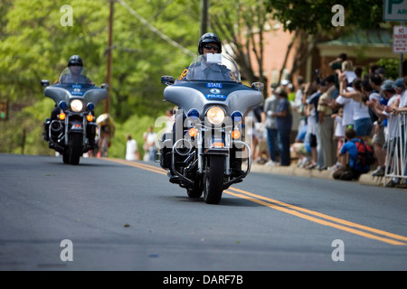 Zwei Virginia State Police Motorrad Offiziere Fahrt vor das Radrennen Tour of Virginia, Charlottesville, Virginia Stockfoto