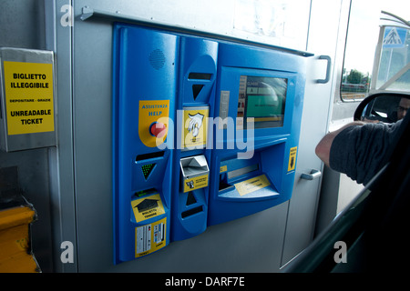 Fahrer am blauen italienischen Mautstelle Maschine auf Autobahn in der Toskana. Stockfoto