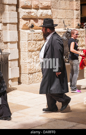 Israel Jerusalem Ultra-orthodoxen jüdischen Chassidischen bärtiger Mann Wandern in modernen stilvollen Alrov Mamilla Avenue Mall Stockfoto