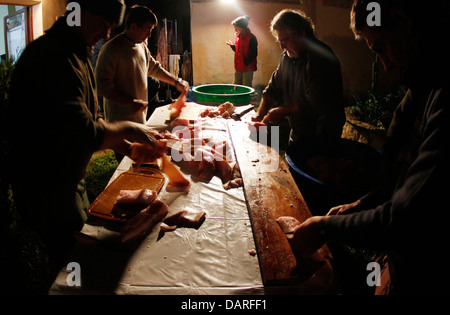 Verschiedene Szenen aus einem traditionellen Schlachtung-Tag in einem Dorf in der spanischen Insel Mallorca. Stockfoto