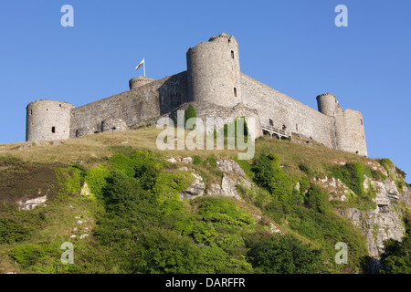 Stadt von Harlech, Wales.  Sommer Abend Blick auf die Nord- und Westseite Wände des Harlech Castle. Stockfoto