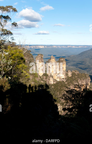 Die Felsformation Three Sisters am Echo Point, mit dem Schatten der Besucher auf die Aussichtsplattform Stockfoto