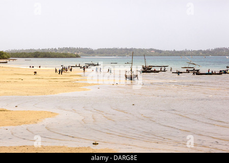 Afrika, Tansania, Sansibar, Pemba Island. Menschen in traditionellen Dhau Boote. Stockfoto