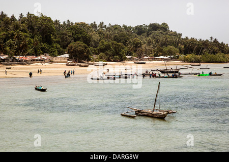 Afrika, Tansania, Sansibar, Pemba Island. Menschen in traditionellen Dhau Boote. Stockfoto