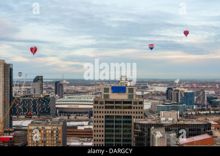 Touristen genießen Ballonfahrten über die Innenstadt von Melbourne, Australien. Stockfoto